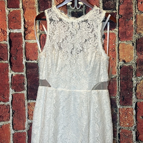 DB STUDIO Corded Lace Trumpet Wedding Dress with Illusion Sides. - size 14 NWT - Picture 6 of 16